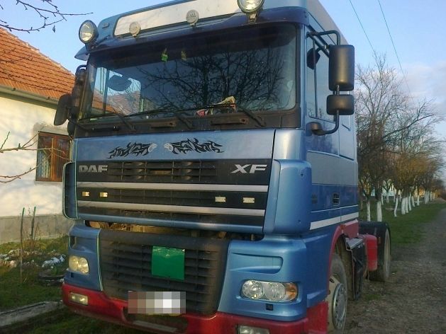 Niebieski ciągnik siodłowy DAF XF przed odbiorem